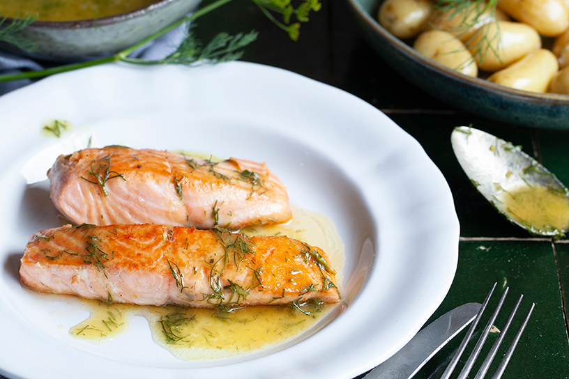 Zalm met dille-mosterdsaus op bord